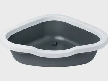 Dark grey Farm Company corner cat tray with rim and scoop, measuring 55x42x14 cm, designed for cat litter accessories.