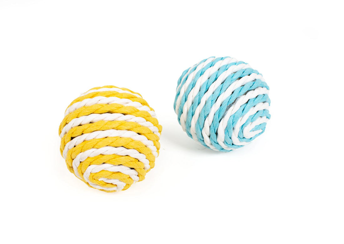 Farm Company cat toy with assorted paper balls, 4cm, featuring sound, designed for cats to play and chase.